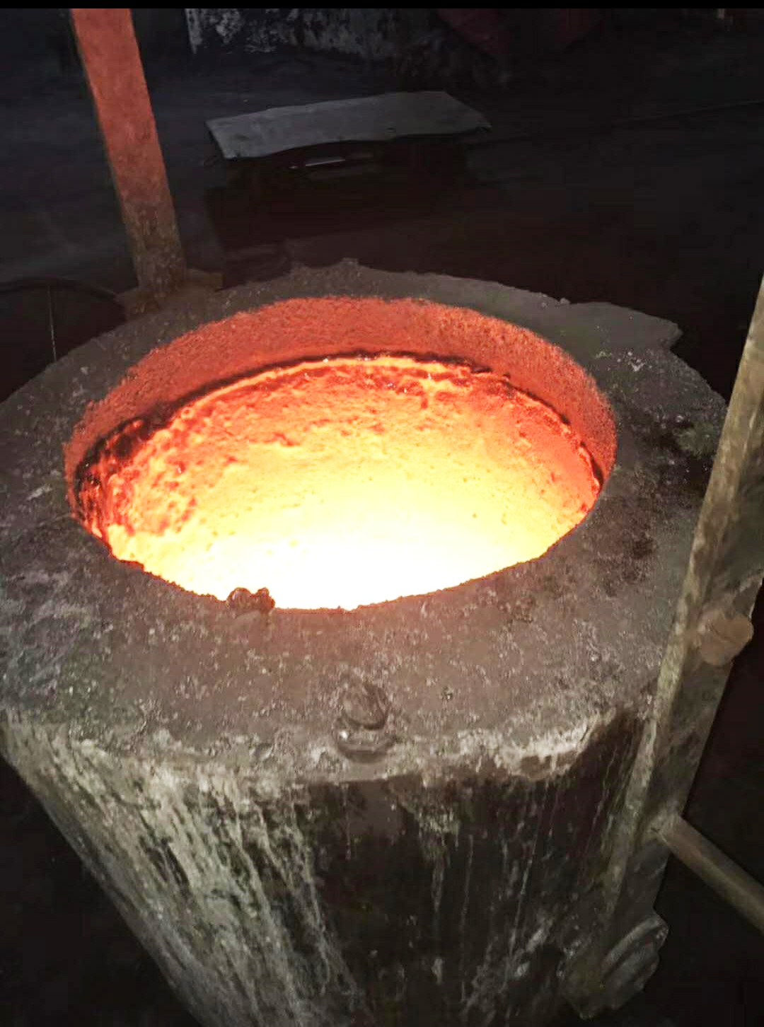 可塑搗打料(客戶(hù)使用現(xiàn)場(chǎng)圖)